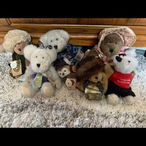 Boyd’s bear lot. 7 bears